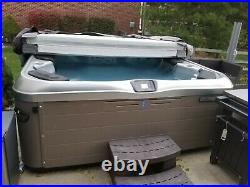 Bullfrog A8 Luxury Spa 2019 in excellent condition with warranties