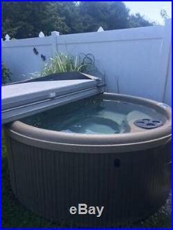 Hot Tub Free Flow Spa Calistoga, 4 years old, good condition, working