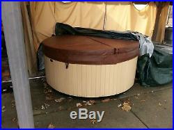 Hot tub spa Jacuzzi, 71 diameter, Great Lakes brand, excellent condition, clean