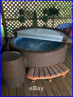Softub Spa 220 seats 4 people with Cover and Bench & Motor